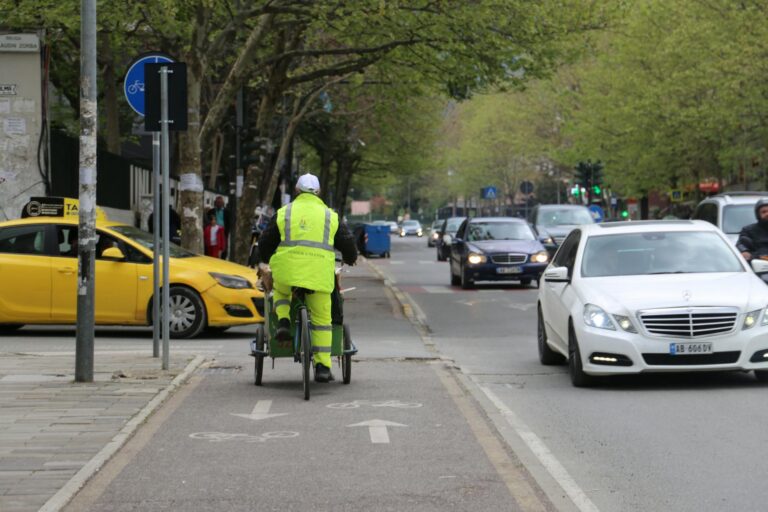Best Bike Commuting Lights for Visibility Day and Night - Featured image