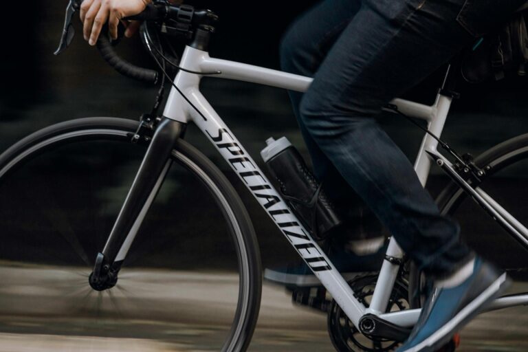 Best Road Bike Water Bottles and Cages for Easy Access - Featured image