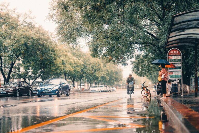 Bike Commuting in Rain: How to Stay Dry and Comfortable - Featured image