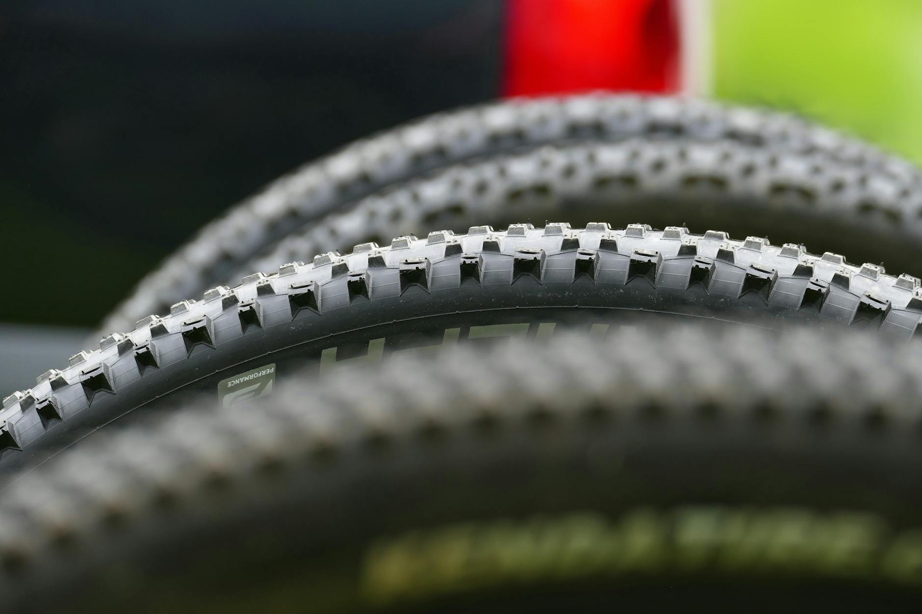 How Does Tire Width Affect Gravel Bike Performance and Comfort?