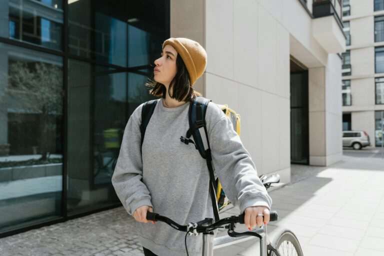 How to Carry Your Work Clothes on Your Bike Commute - Featured image
