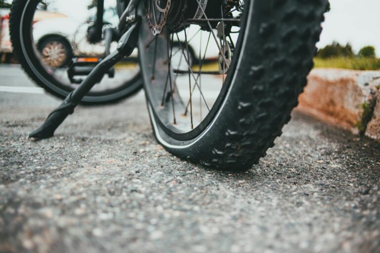 How to Change a Road Bike Tire Quickly on the Side of the Road - Featured image