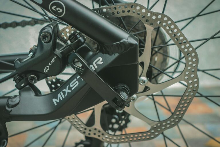 How to Choose Hybrid Bike Brakes: Disc vs Rim Brakes - Featured image