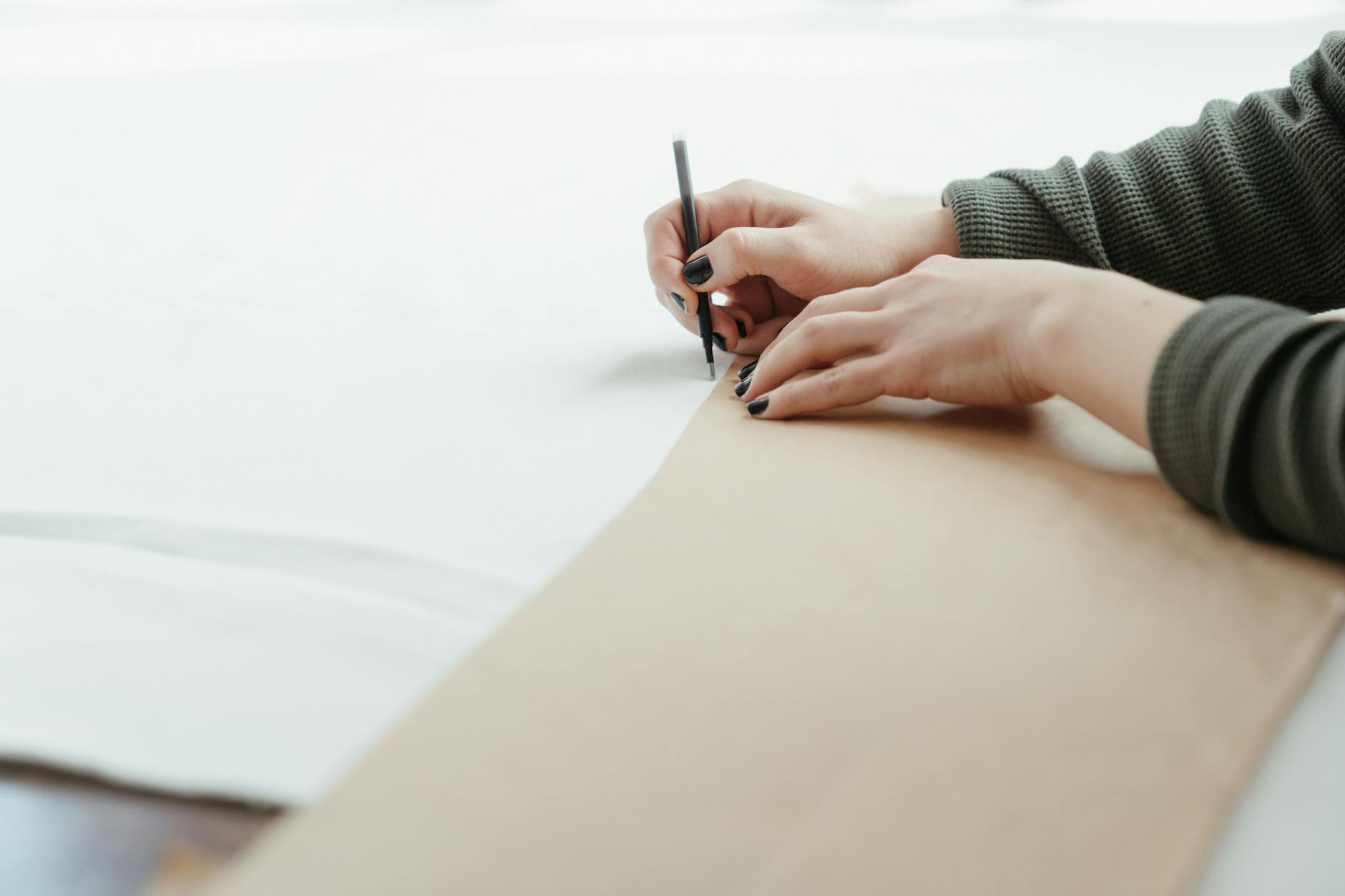 What Makes Drafting in a Road Bike Peloton So Effective for Energy Conservation?