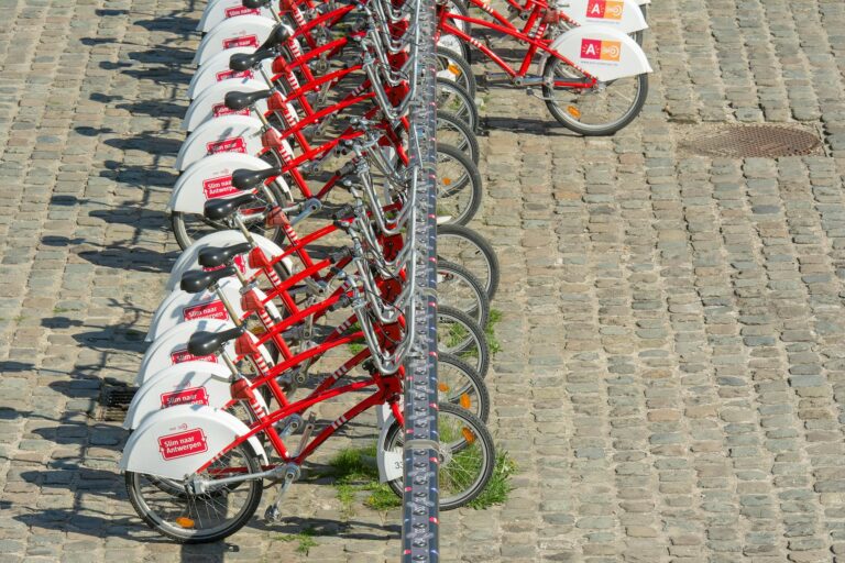 Bike Commuting in Summer Heat: Staying Cool and Hydrated - Featured image