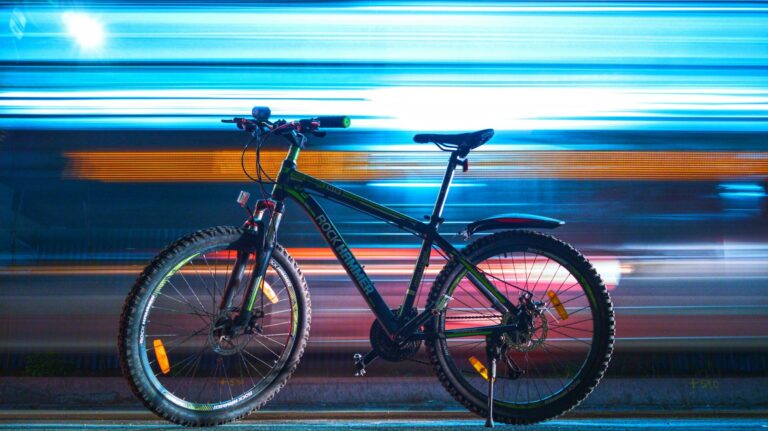 Best Bike Lights for Being Seen in Daytime Traffic - Featured image