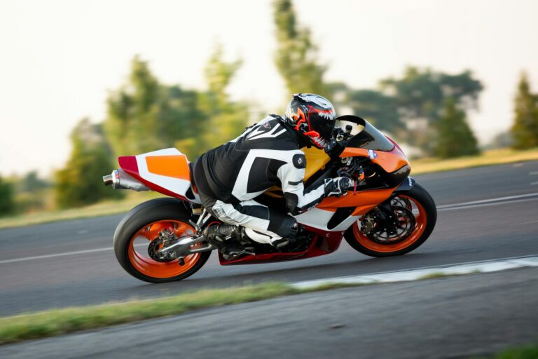 Best Practices for Signaling Turns on a Bike - Featured image