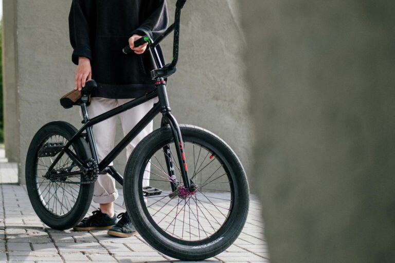 BMX Handlebar Options: Rise, Width, and Material Choices - Featured image