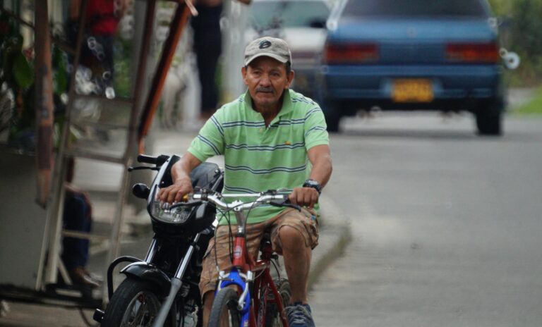 Comparing Bicycles and Cars for Short Distance Transportation - Featured image