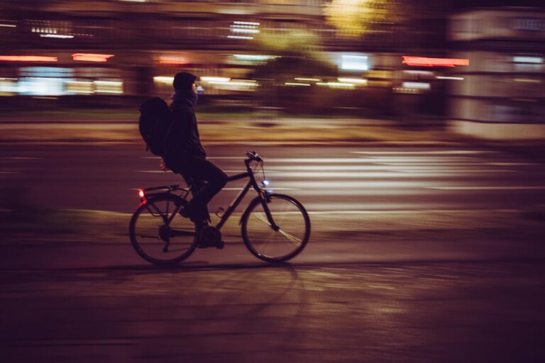 How to Choose Bike Lights for Night Trail Riding - Featured image