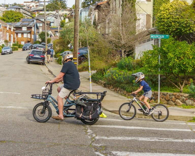 How to Ride Through Intersections Safely on Your Bike - Featured image