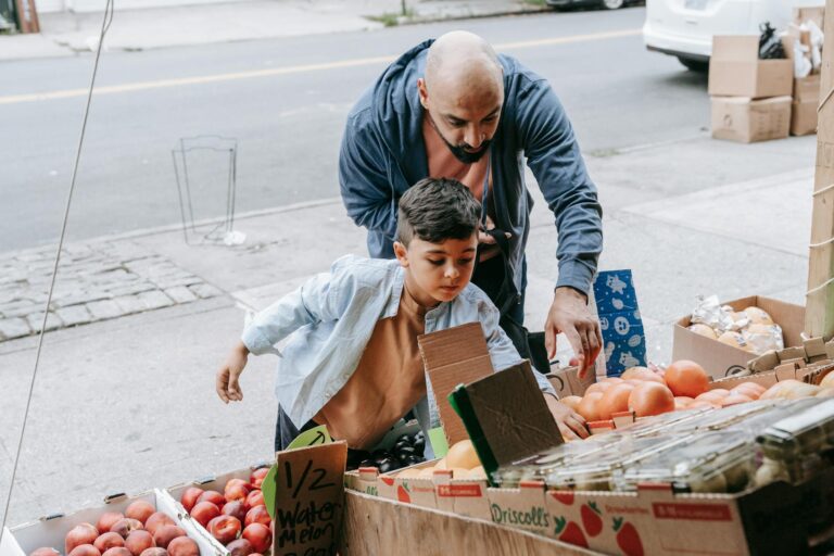 How to Choose Between Buying Online or From a Local Shop - Featured image
