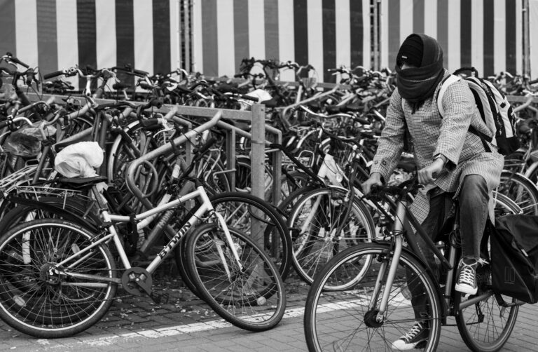 He Commuted by Bike for 365 Days Straight and Saved $8,760 in Transportation Costs - Featured image