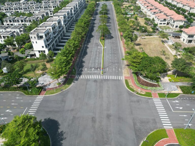 New Study Found Intersection Cameras Reduce Cycling Right-Hook Crashes by 42% - Featured image