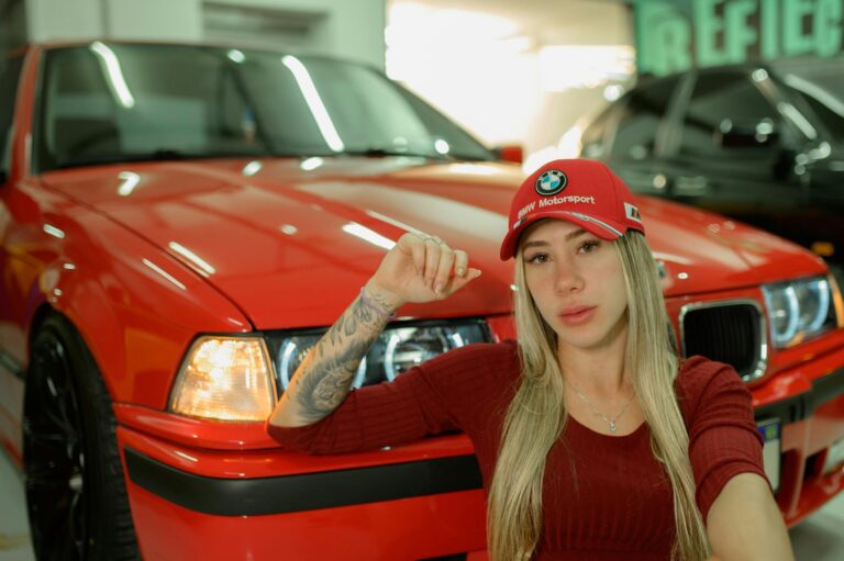 She Sold Her Car at 28 and Has Used a Bike as Her Only Transport for 7 Years Saving $63,000 - Featured image