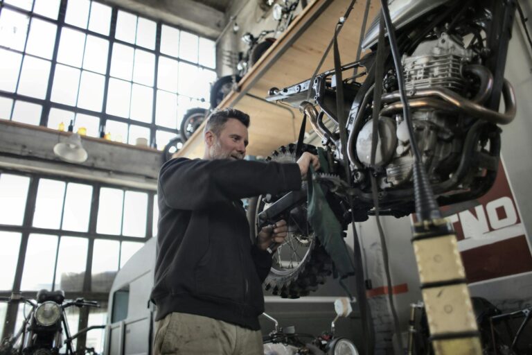 The Bike Mechanic Shortage Crisis Explained in One Statistic: 12,000 Unfilled Shop Positions - Featured image
