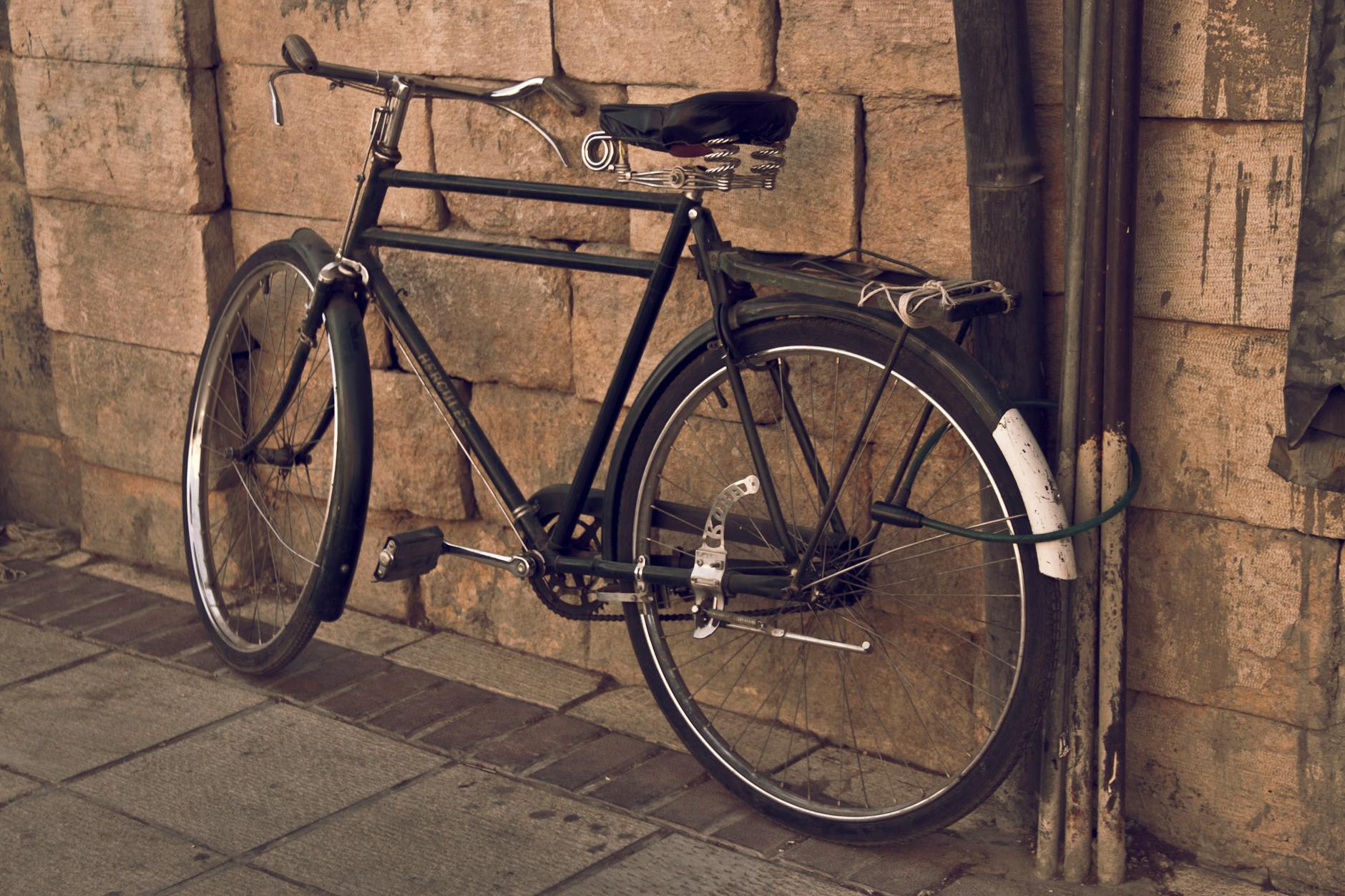What Do Actual Cyclist Communities Report About Rain and Flats?