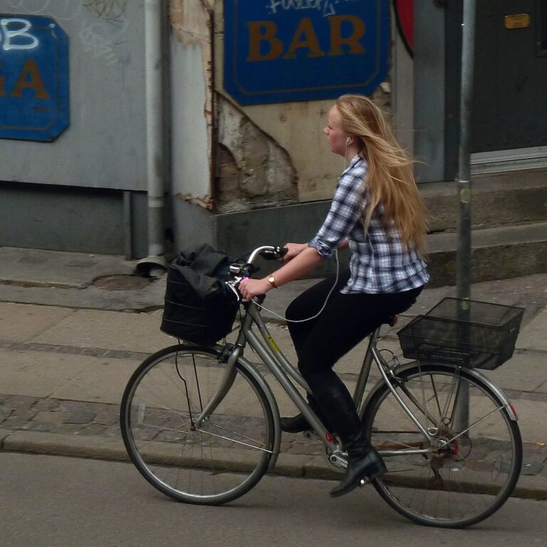 At Least 74% of Cyclists Experience Neck Pain Because Their Handlebars Are 2 cm Too Low - Featured image