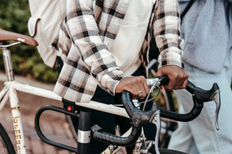 Milwaukie pedestrian struck by e-bike rider, suspect remains at large - Featured image