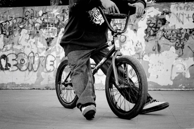 BMX Bike Seat With Retro Styling Perfect For Dirt Jump Tricks - Featured image