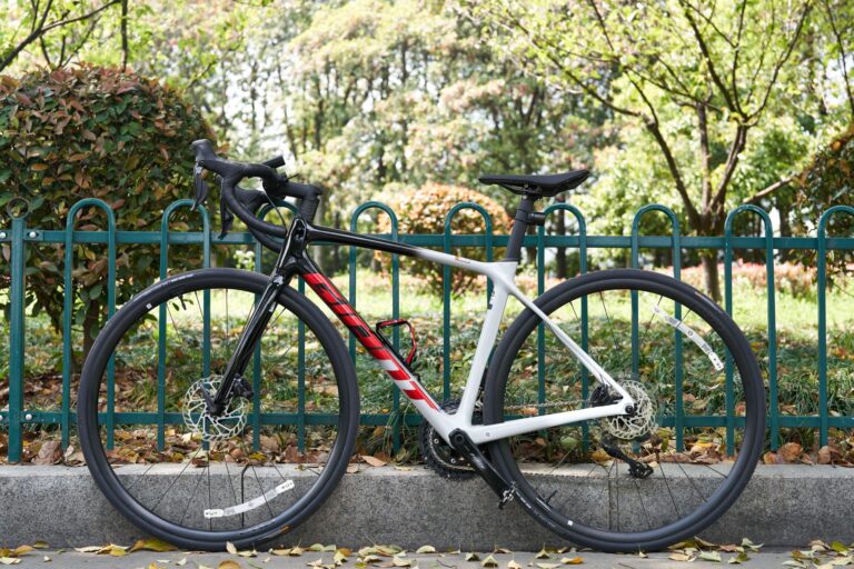 Carbon steel hybrid bicycle ideal for daily commuting with powerful dual disc braking system - Featured image