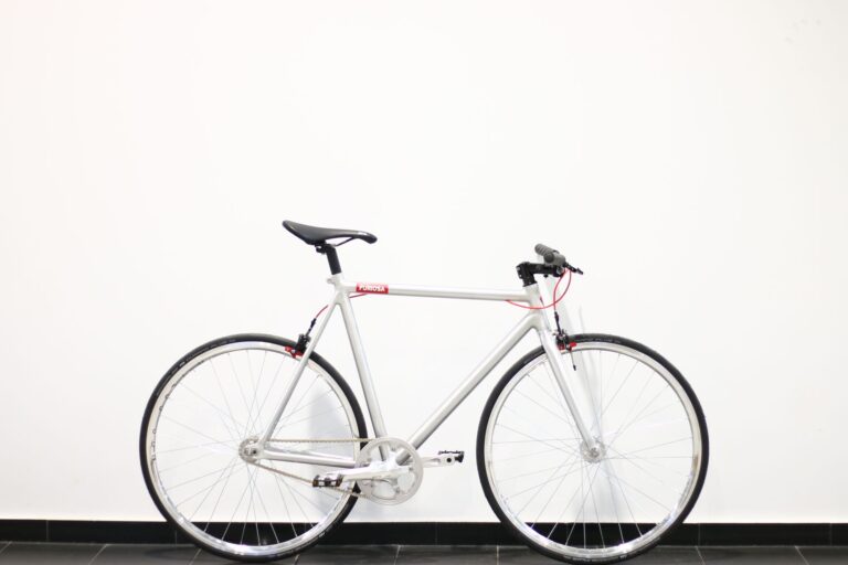 Fixed-Gear Bike Ownership Guide: Setup, Maintenance, Upgrades, and Common Tradeoffs - Featured image