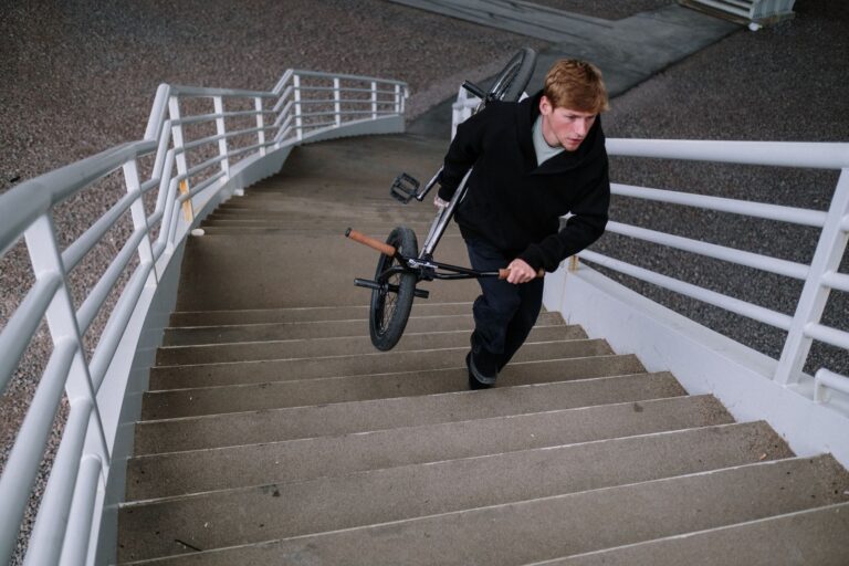 How to Inspect a Climbing Road Bike Before Buying: Frame, Wheels, Drivetrain, Brakes, and Fit - Featured image