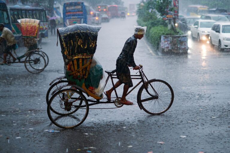 Rainy-Weather Bike Commuting Checklist for Cyclists: What to Prepare Before You Ride - Featured image