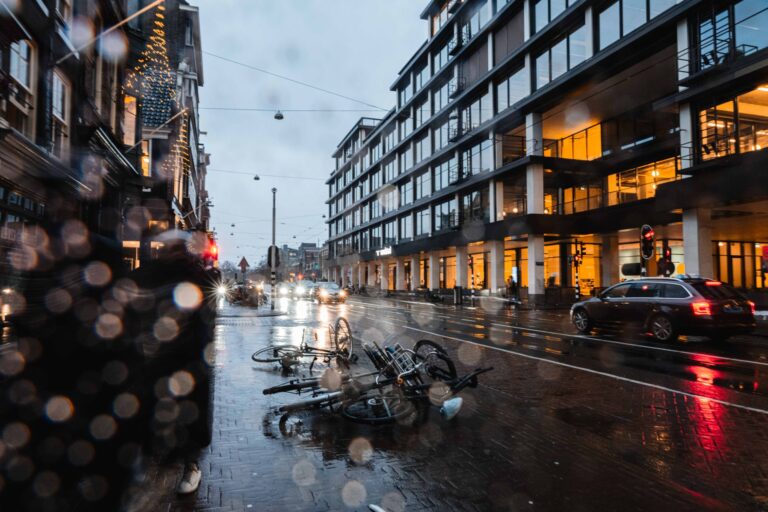Rainy-Weather Bike Commuting Guide for Cyclists: Planning, Gear, Safety, and Daily Logistics - Featured image