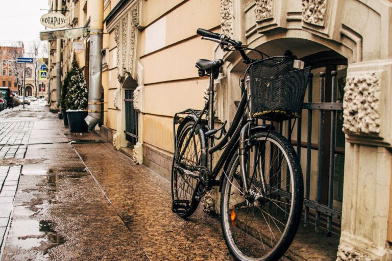 Rainy-Weather Bike Commuting Mistakes: Common Problems and Practical Fixes for Cyclists - Featured image