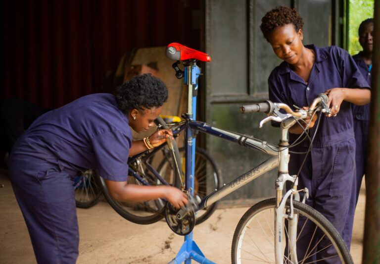 Best Tools and Cleaners for a Folding Bike Chain: What Cyclists Should Compare - Featured image