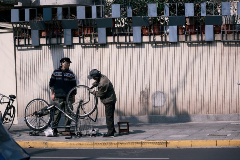 Common Bike-to-Work Clothing Questions: Planning, Gear, Safety, and Practical Answers for Cyclists - Featured image