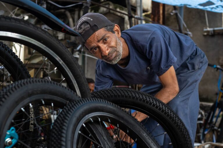 How to Inspect a Step-Through City Bike Before Buying: Frame, Wheels, Drivetrain, Brakes, and Fit - Featured image