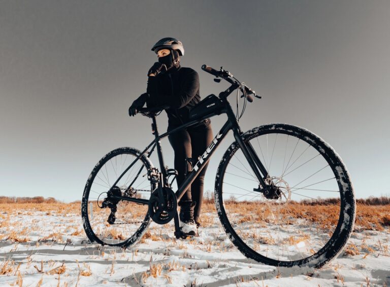 Winter Bike Commuting Guide for Cyclists: Planning, Gear, Safety, and Daily Logistics - Featured image