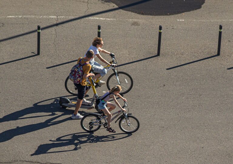 Common Cycling With Children Questions: Planning, Gear, Safety, and Practical Answers for Cyclists - Featured image
