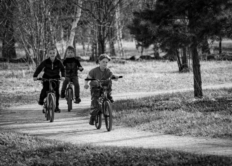 Cycling With Children Guide for Cyclists: Planning, Gear, Safety, and Daily Logistics - Featured image